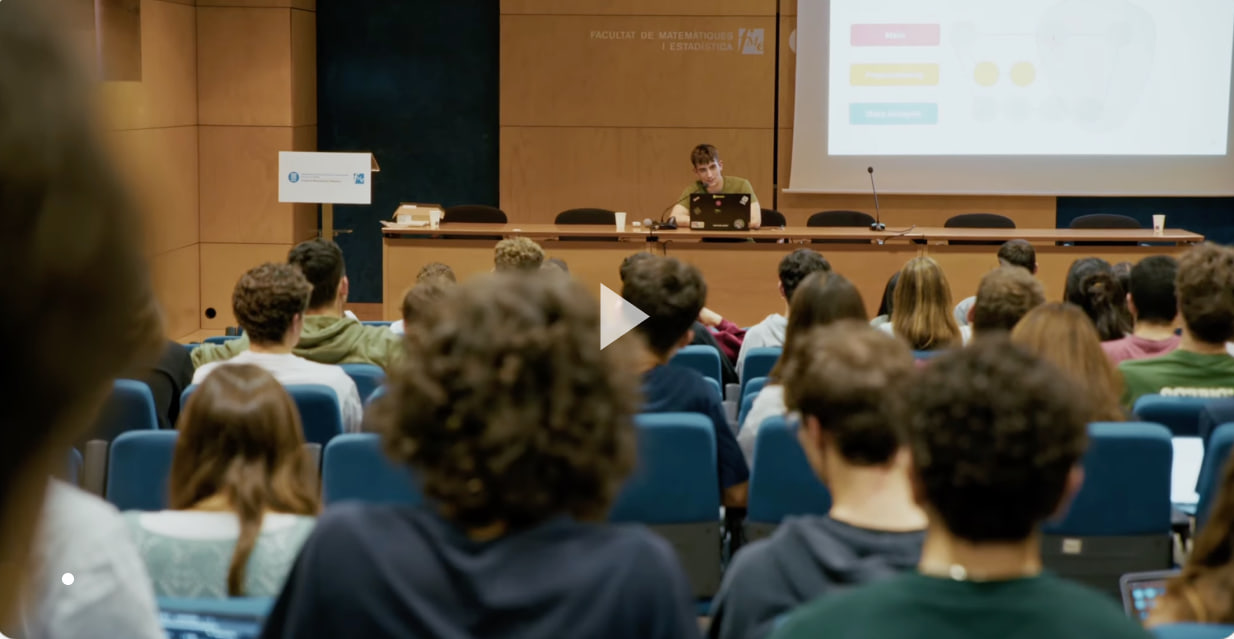 Sala d'actes plena durant la presentació dels reptes de l'edició anterior